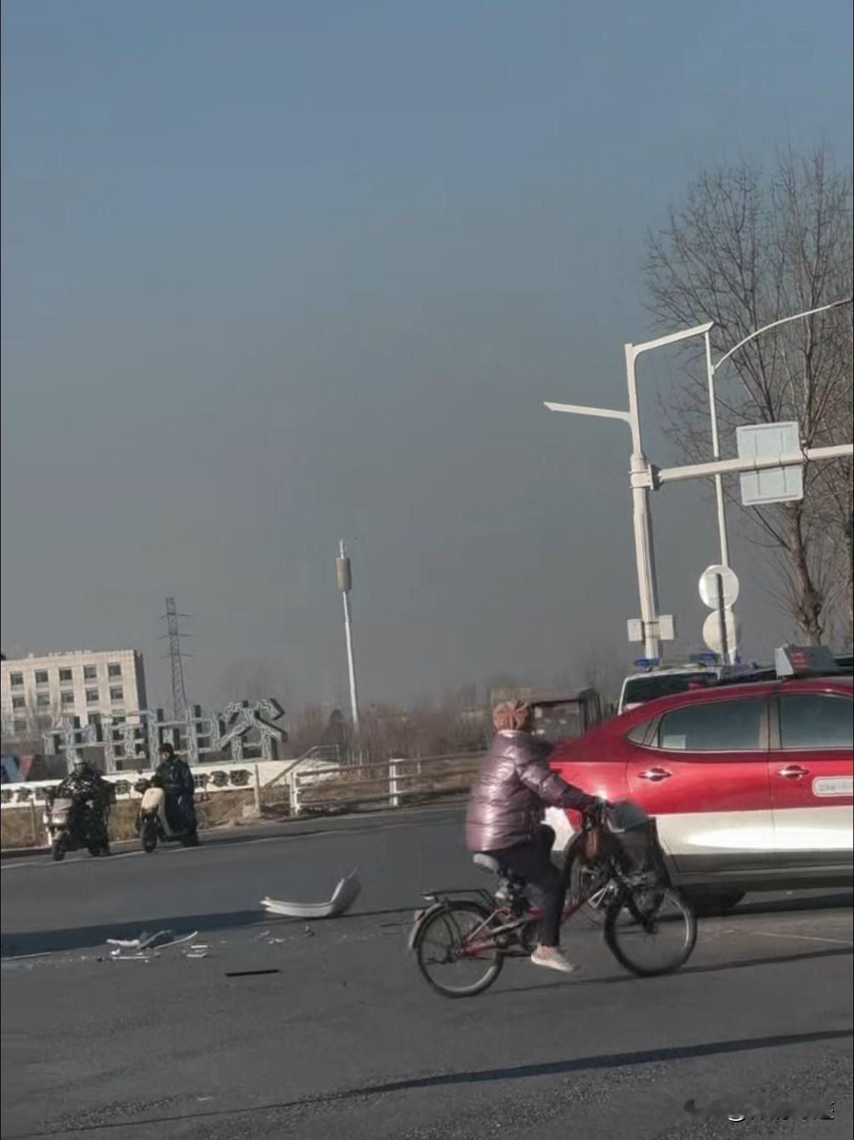 保定乐凯大街上这一幕太惊险了，一辆出租车和一辆救护车相撞了。救护车的前脸都被