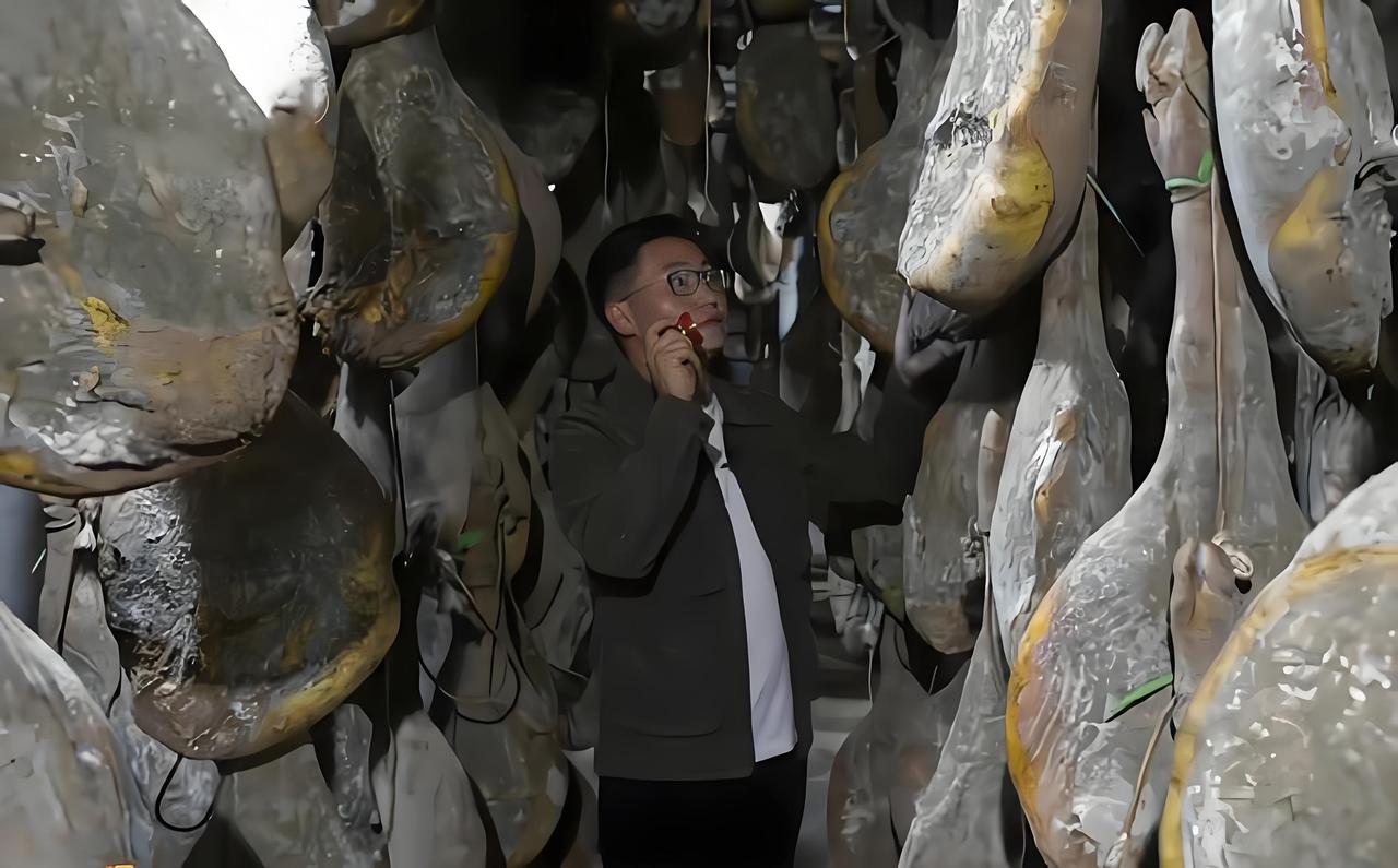 2017年，云南一小伙掏空家底，耗资千万块钱买猪肉，结果却全部扔进到山洞里，任