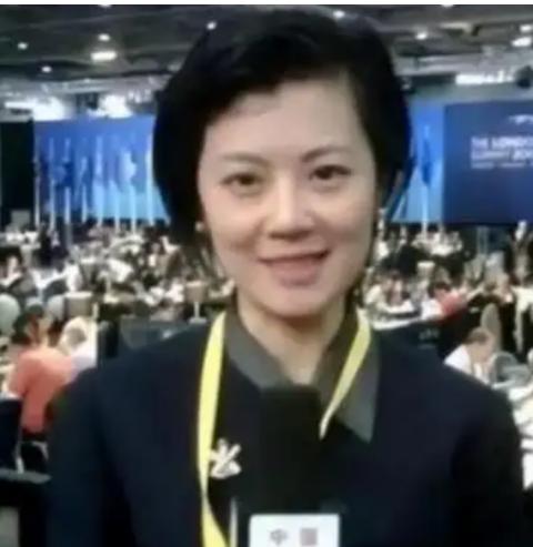 “我愿意放弃中国国籍，自愿加入英国！”这句话，是前央视知名才女主持人姜丰，在