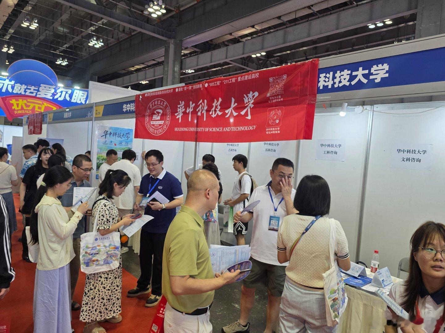 今天，全国各地高校齐聚重庆国际会展中心摆开擂台，面向川渝考生集中揽才。今年招生格