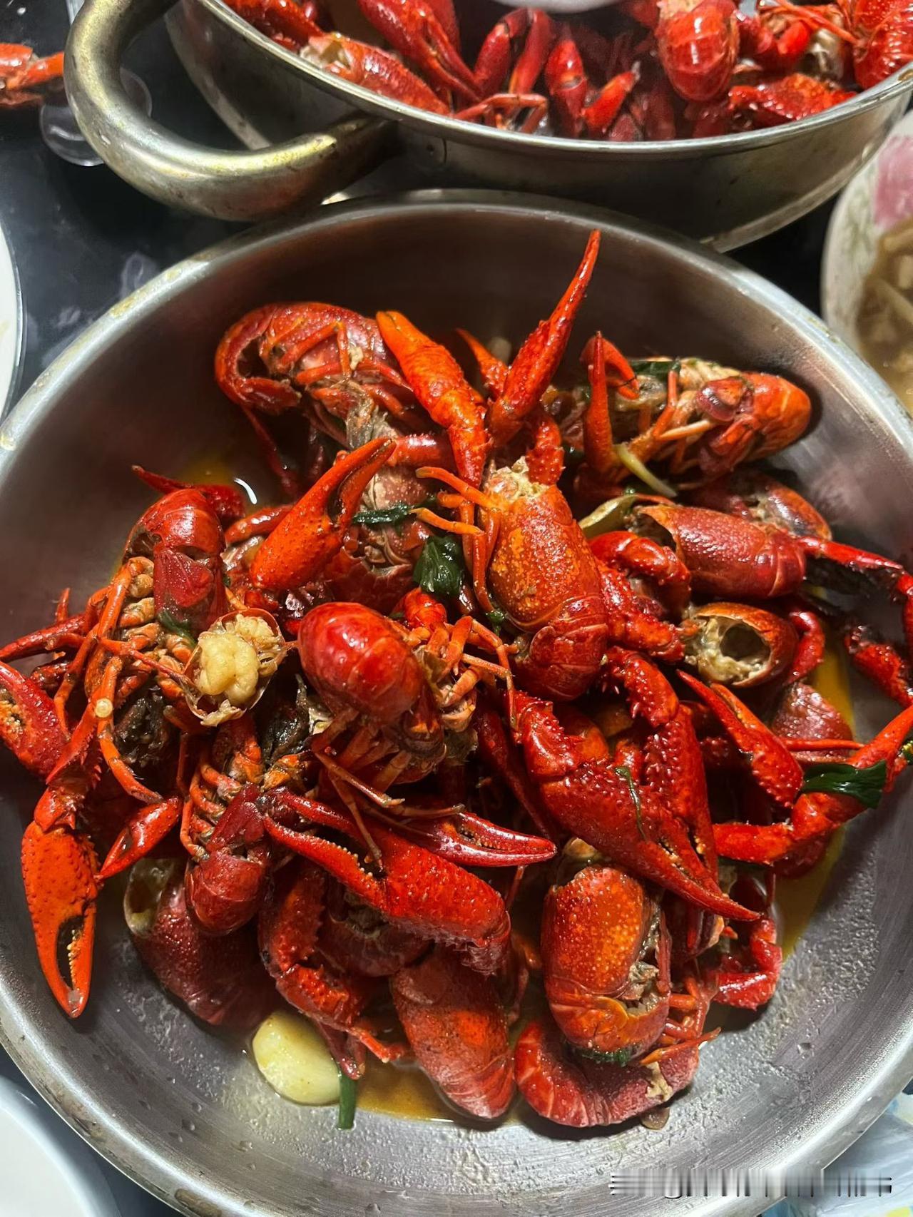 夏天到了，吃龙虾季节到了，来一盆龙虾、一瓶酒，几个人坐下来吃着喝着，也是一件惬意