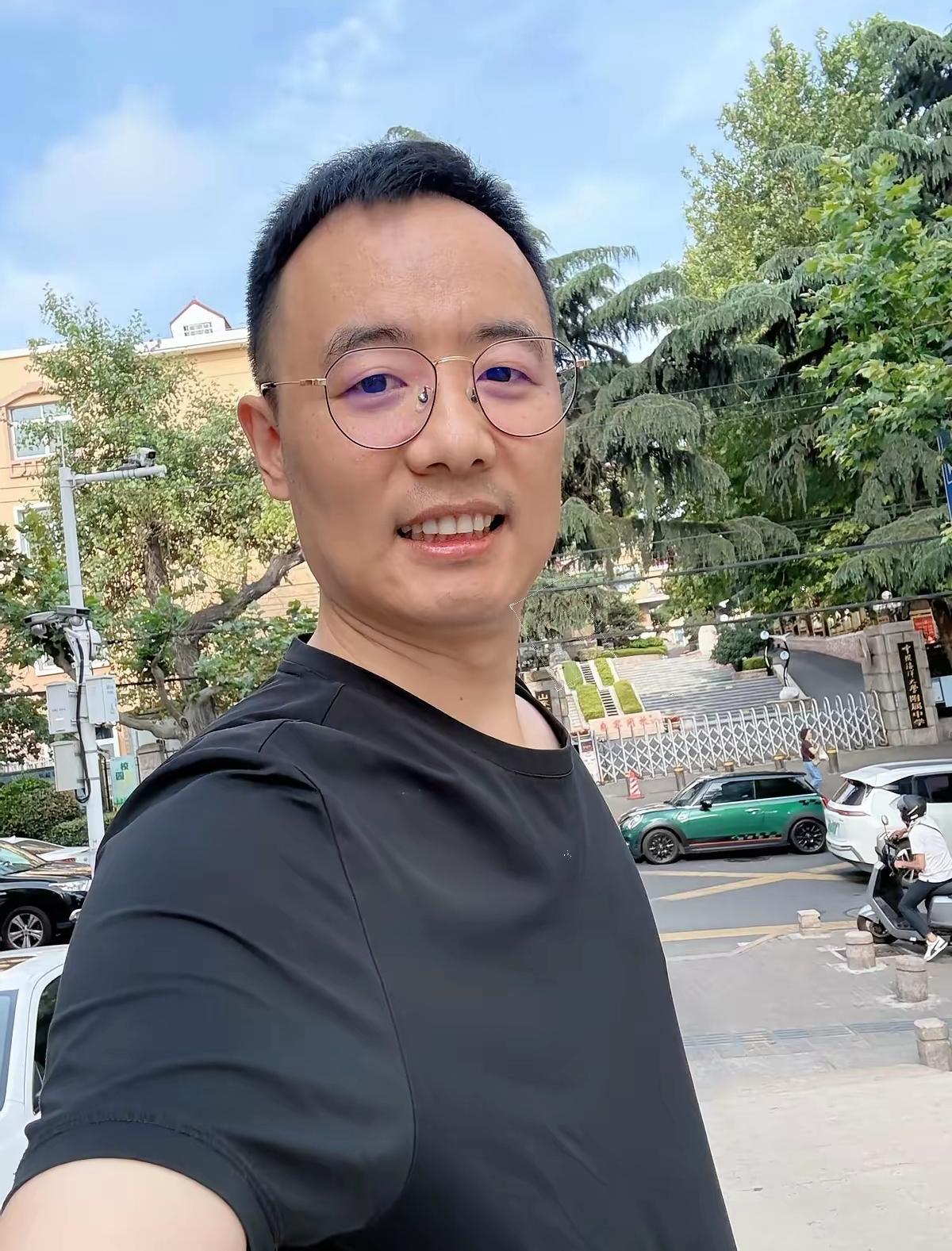 媳妇北大医学博士，肿瘤专家。在重庆旅游，他突然头疼。她立马说：不玩了，下山，这边