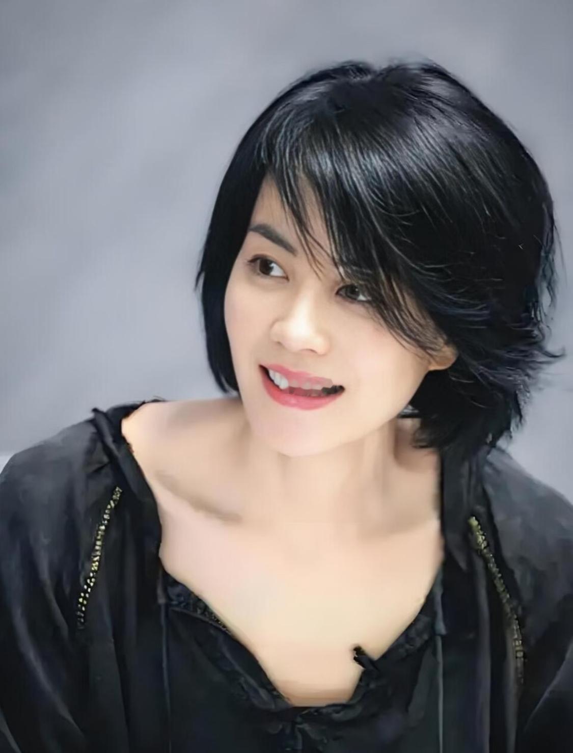 王菲给王家卫拍戏的时候通常就拍一遍，杜可风都说她只负责传递能量，接不接得住是