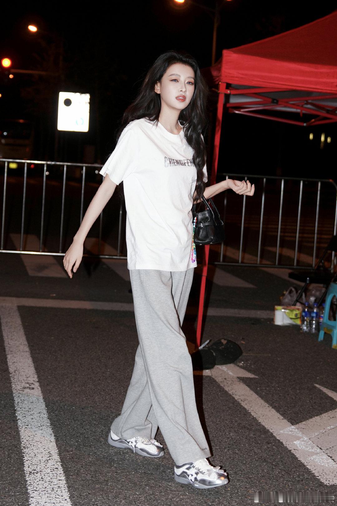 孙怡说自己5g冲浪紧跟潮流不落后，孙怡凭借5g冲浪，轻松拿捏全网热点！