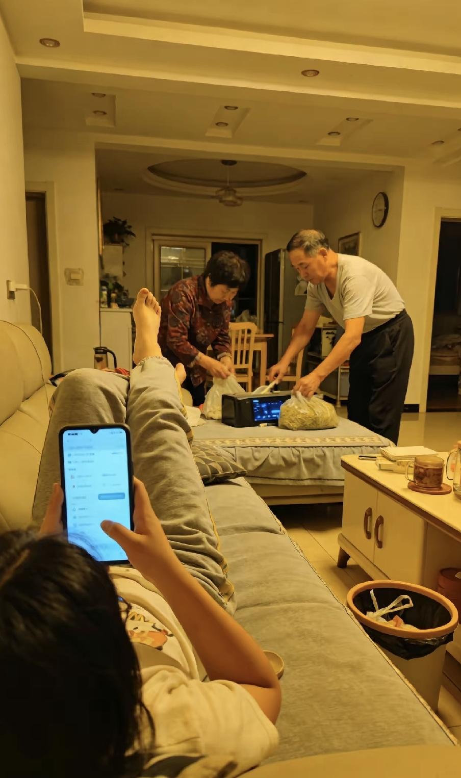 回娘家做饭麻利，进婆家躺平刷手机，婆婆越盯越不干活。这真不是懒，也不是坏，是人