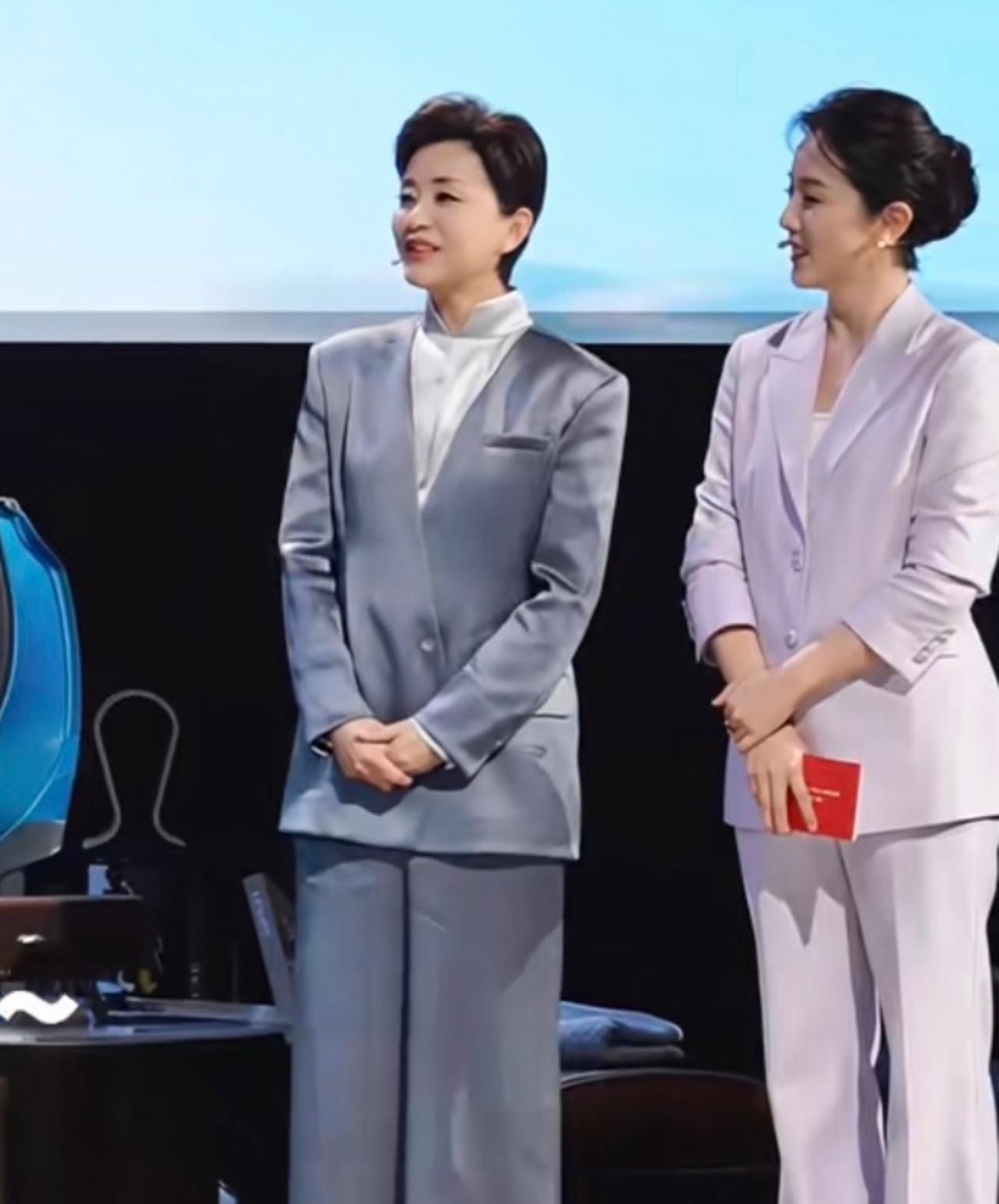 39岁李思思与杨澜罕见同台，一起受邀主持新车发布会，李思思胖了不少身材比之前臃肿