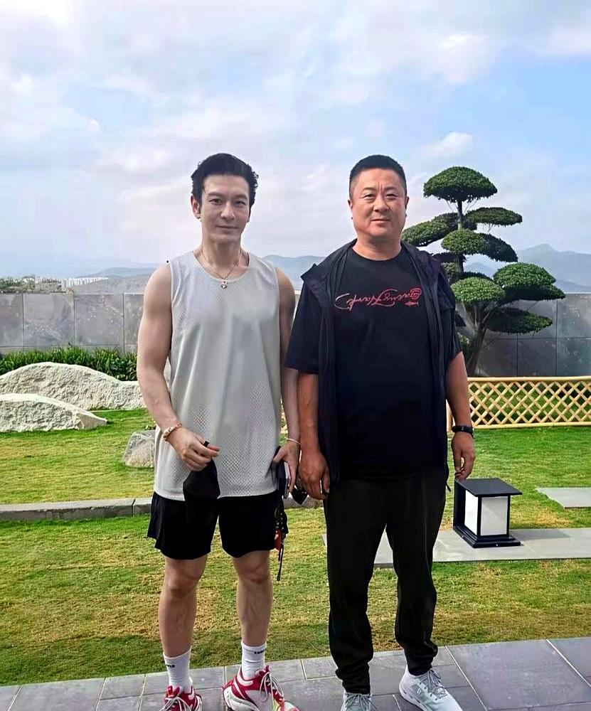 这一跑，直接把娱乐圈的底牌亮出来了黄晓明在三亚跑步，戴着假发、脚蹬那双4厘米的