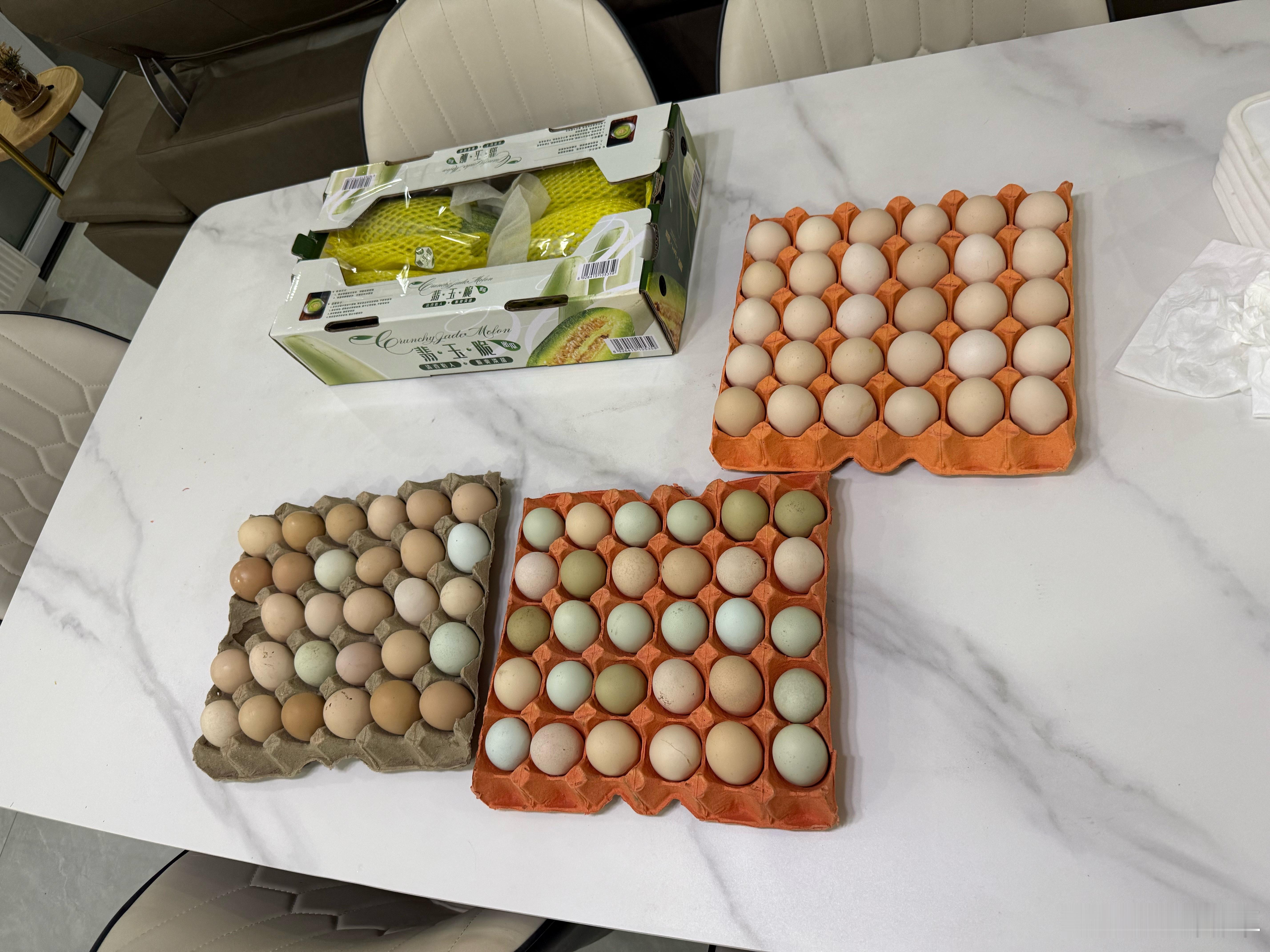 来自外婆沉甸甸的爱给我整整攒了四板土鸡蛋一板有30个，这得攒多久啊[哭哭][哭哭][