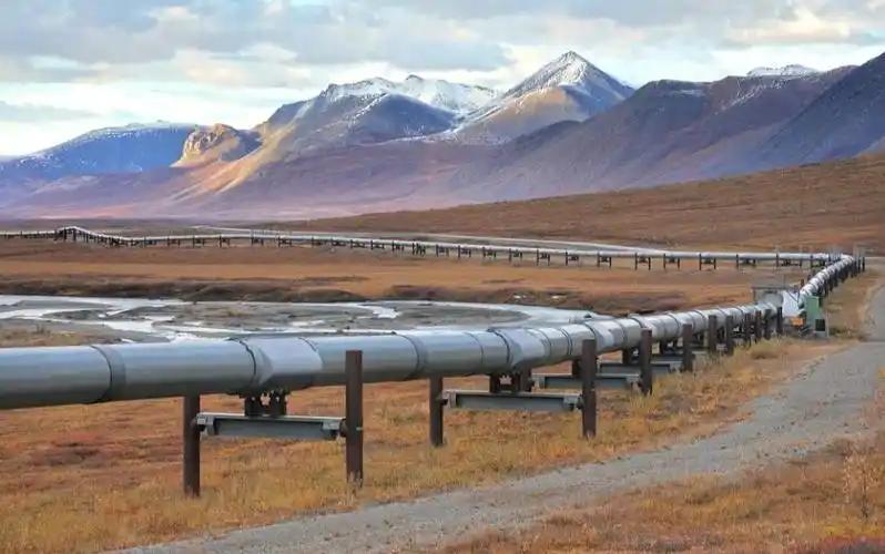 俄能源命脉遭暴击，日损200万桶出口，高油价红利成镜花水月。中东油价飙破1