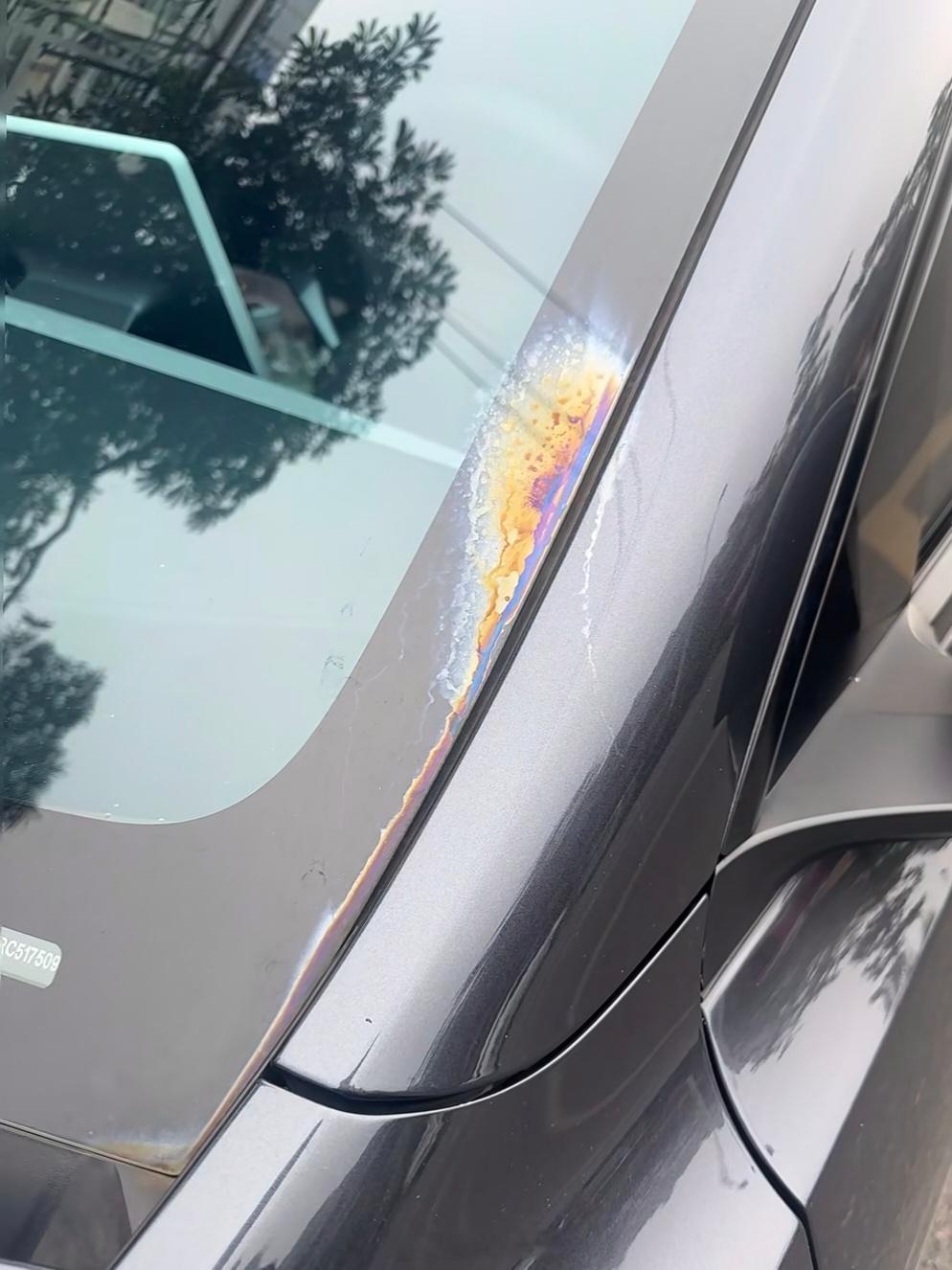 车别停在有锈的铁架子下面这铁锈水渍清理起来挺麻烦