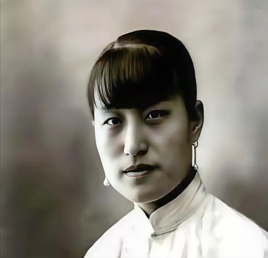 1975年，蒋介石快不行了，弥留之际，嘴里轻轻喊出一个名字：“阿凤”，身边人面面