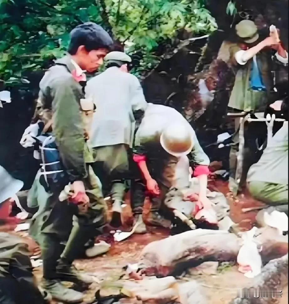 老山前线，军工们正在整理烈士遗体。1984年春，昆明军区打响反击战，4月28日