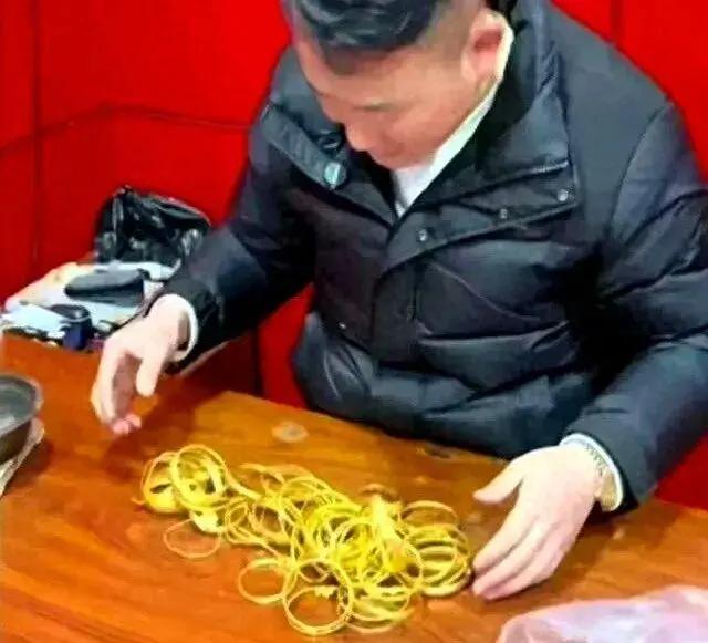 老太太还挣金镯子——是一句网络流行调侃，出自2025年湖北襄阳大妈的新闻：跳20