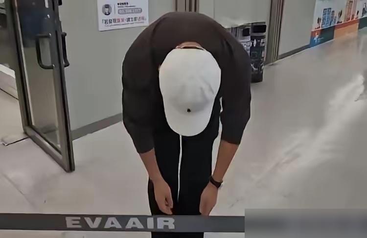 别再笑汪小菲了。那个掀翻亲妈直播间的男人，才是大S最后的守墓人。我告诉你，一