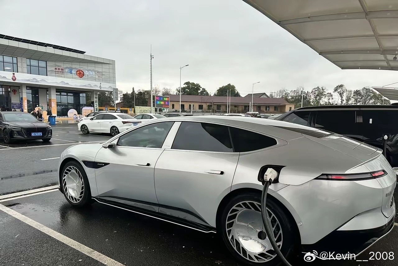 阿维塔12真的挺帅，感觉比小米SU7看着高级