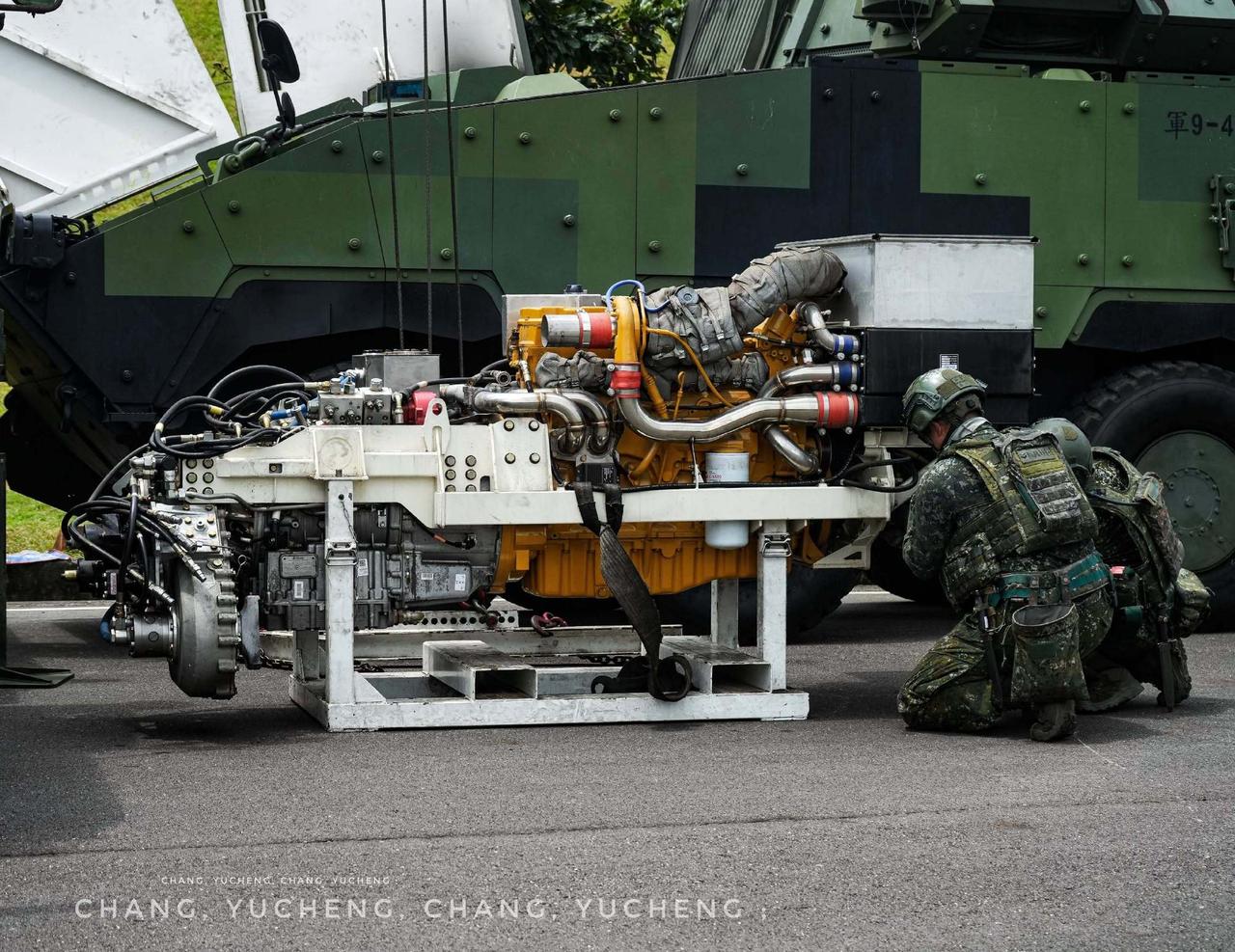 伪台陆军CM-32“云豹”步兵战车使用的卡特彼勒C12柴油引擎正在维修更换中，