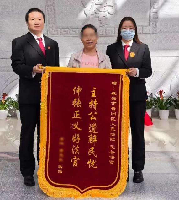 女子为了筹钱出国留学,想把父亲住的房子给卖了,而此时父亲身患重病,便拒绝了她的请