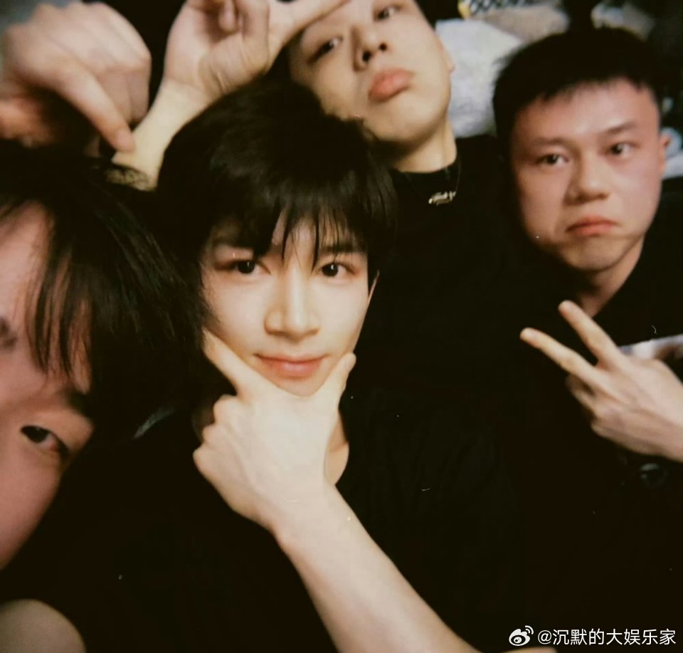 喝多了只是在那跟朋友唱歌，那酒品很好了王星越生日当天和好友聚会庆生，微醺后在凌晨