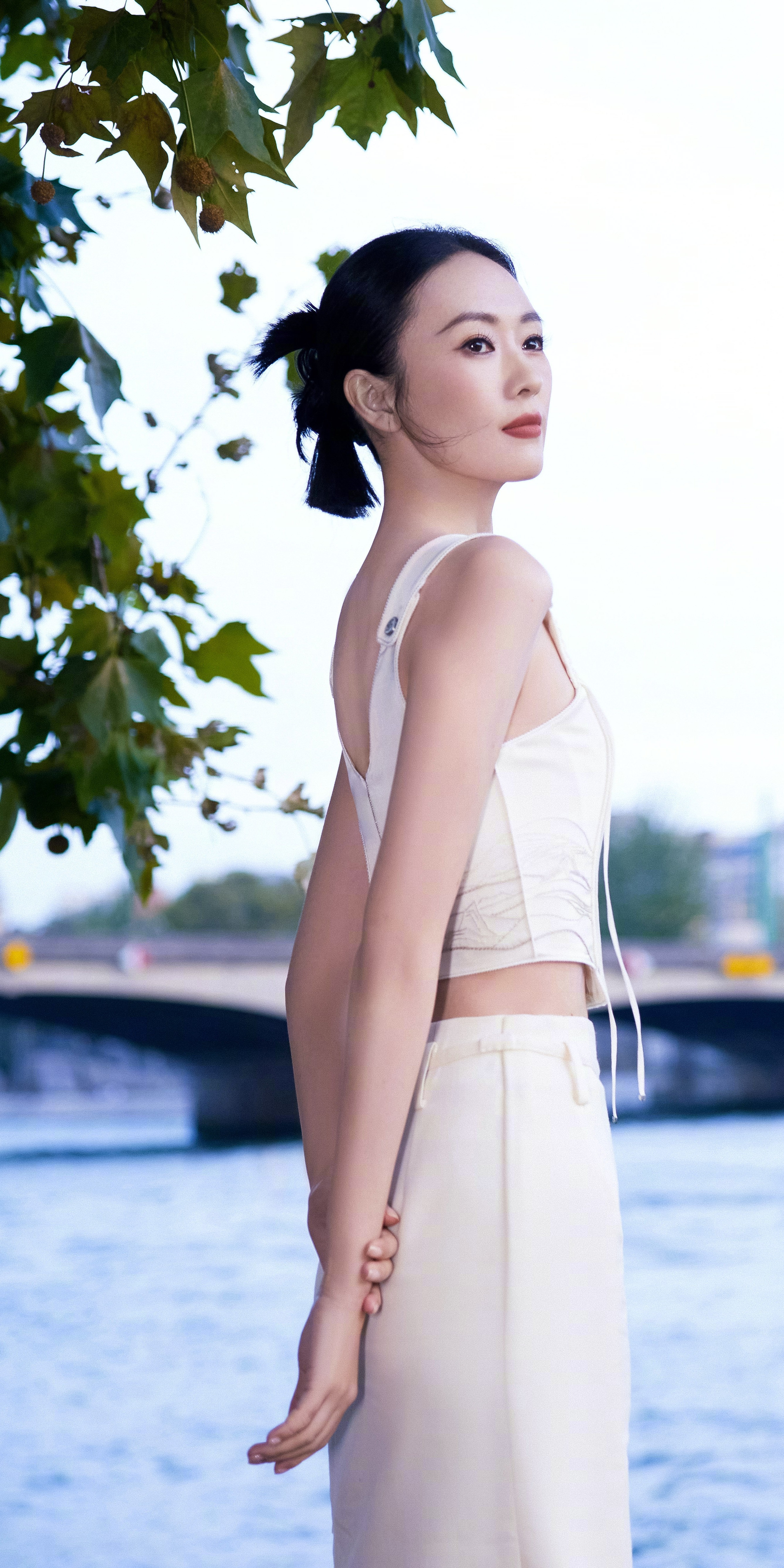 童瑶壁纸大赏：白裙曼妙，在塞纳河畔的温柔格调​​​