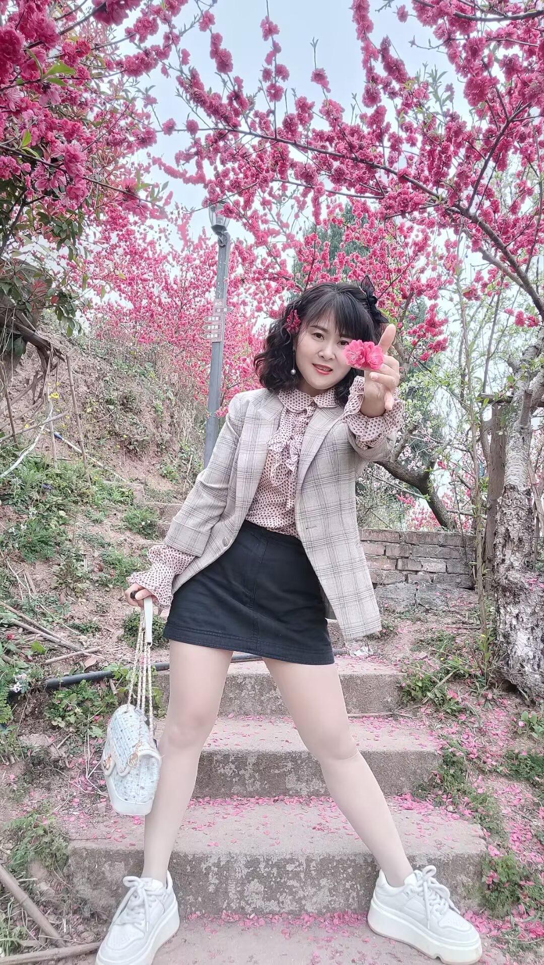 桃花开了梨花白了，小草已发芽，我要翻山越岭，去见我的那个他……