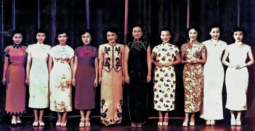 这是41岁的电影皇后胡蝶和民国歌后周璇在香港的罕见合影，都看看吧，两位佳人相差1