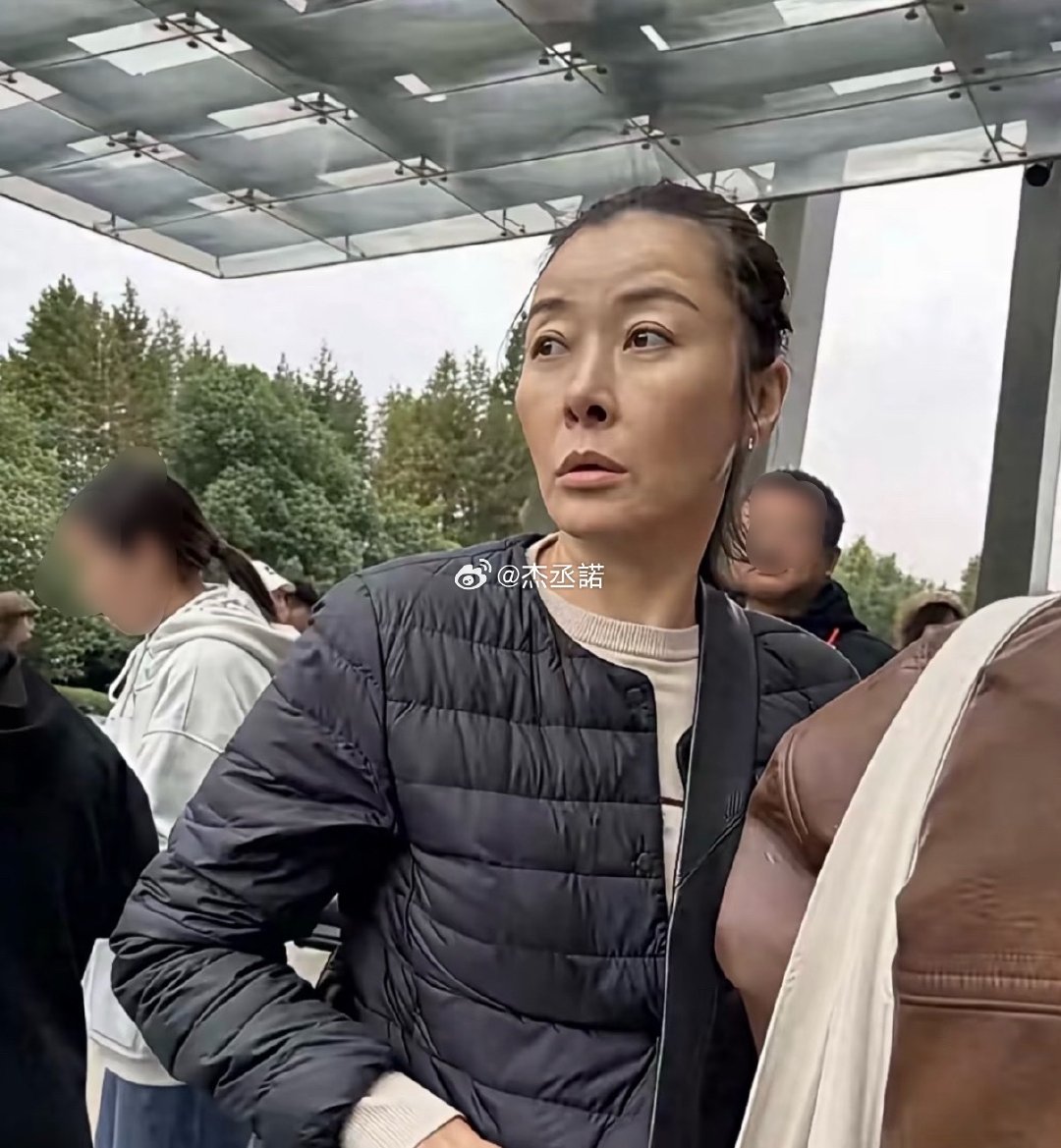 柯蓝这素颜是真敢漏啊，54岁也不化妆，皱纹全摆在明面上，一点也不带藏的​