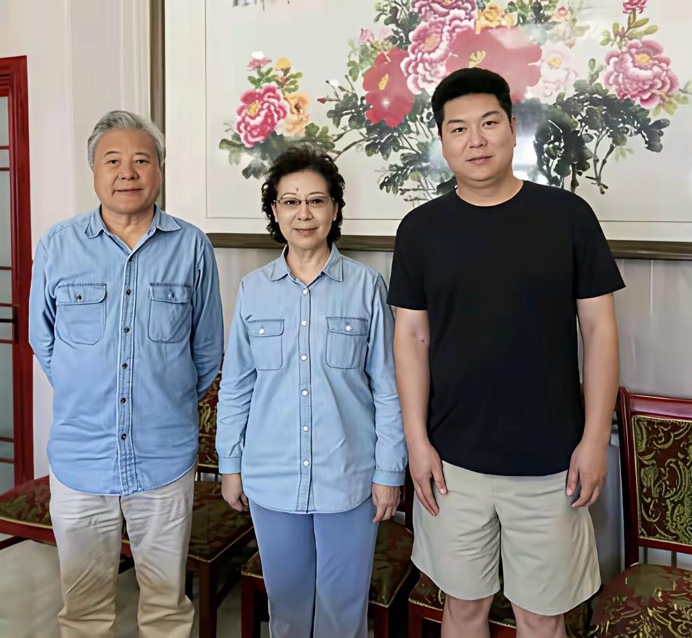 全家合照考考大家！妻子家喻户晓知名歌唱家，丈夫身居高位，当年二人结合备受关注。