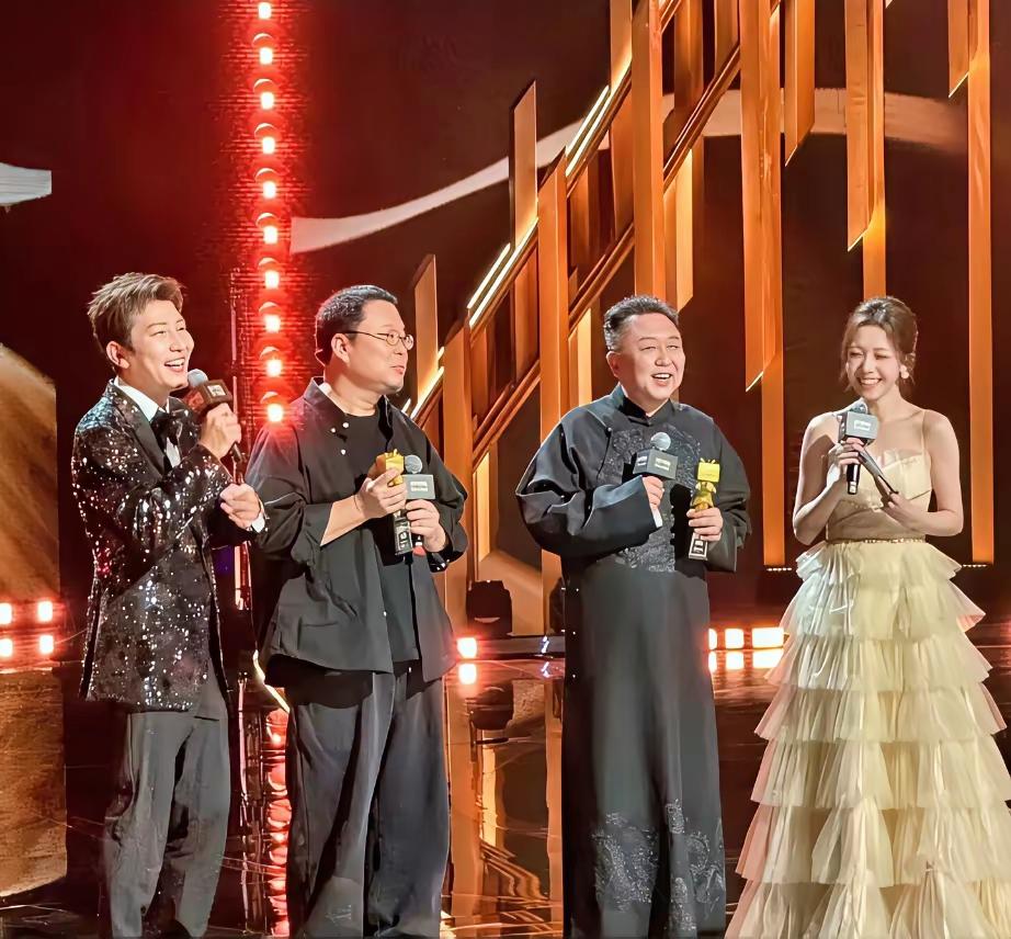 不仅B站的主持人没想到于谦也没有想到，罗永浩更没有想到自己的奖杯断了之后，B