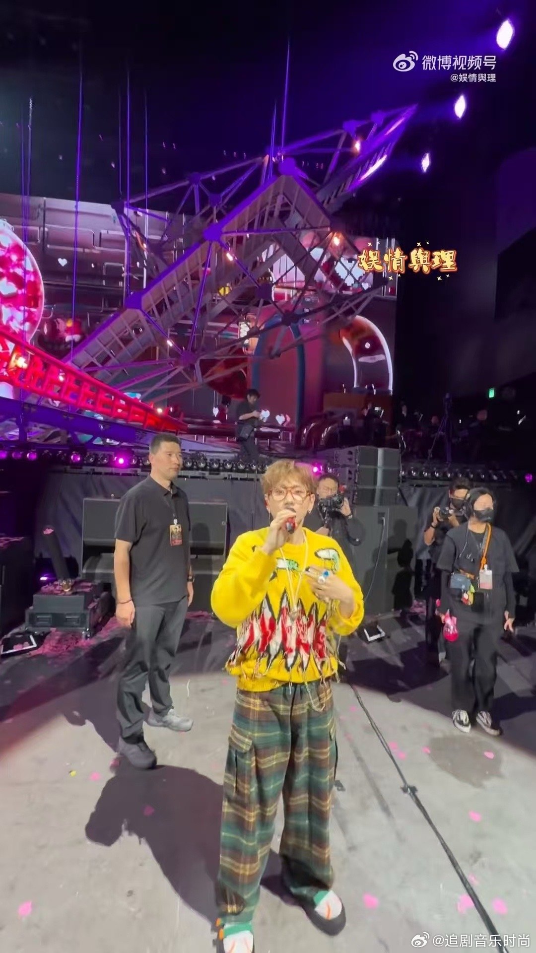 汪苏泷在演唱会上抱了妈妈演唱会名场面+1！汪苏泷抱妈妈那一刻，全场粉丝统一经历