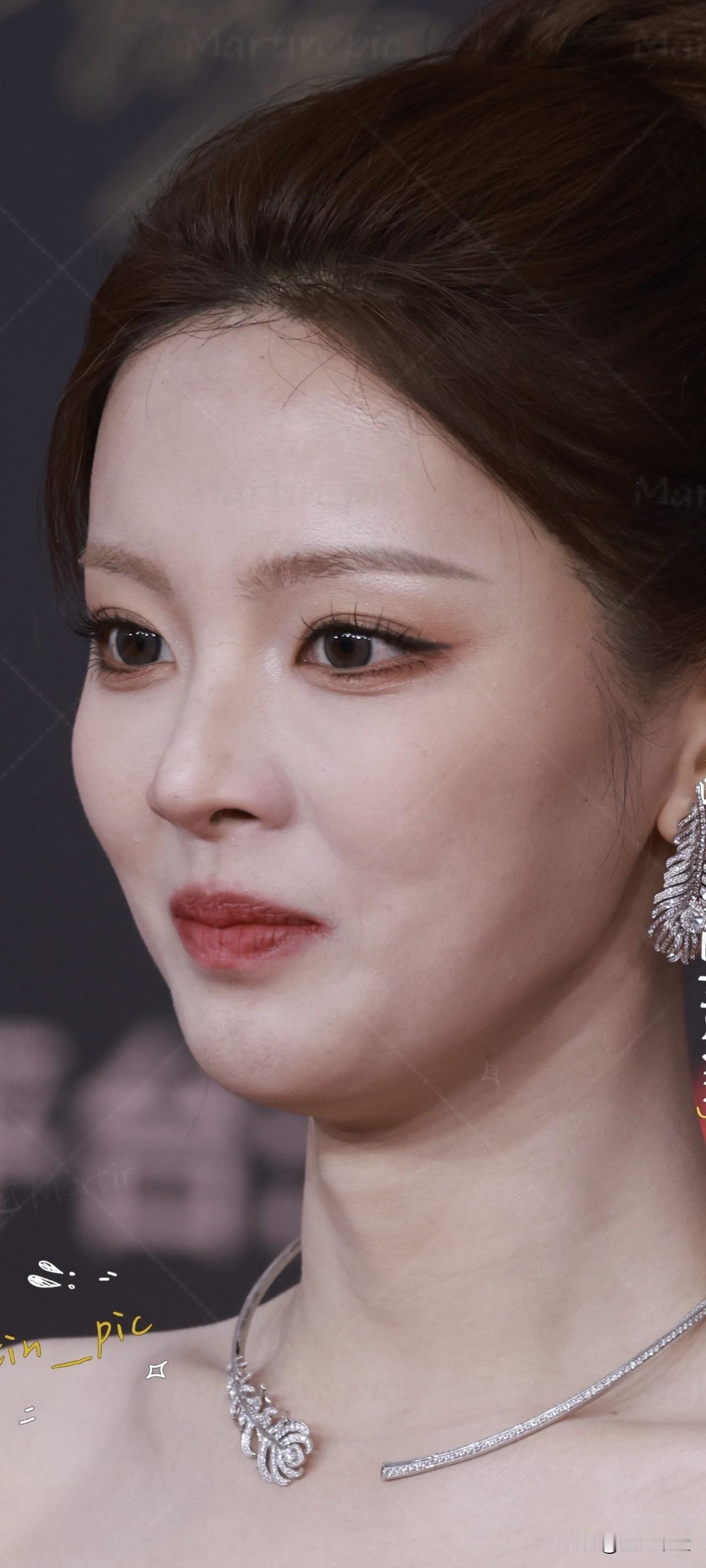 杨超越微博视界大会红毯生图太难为超越妹妹了但还是成功酷起来！超越妹妹这气场，