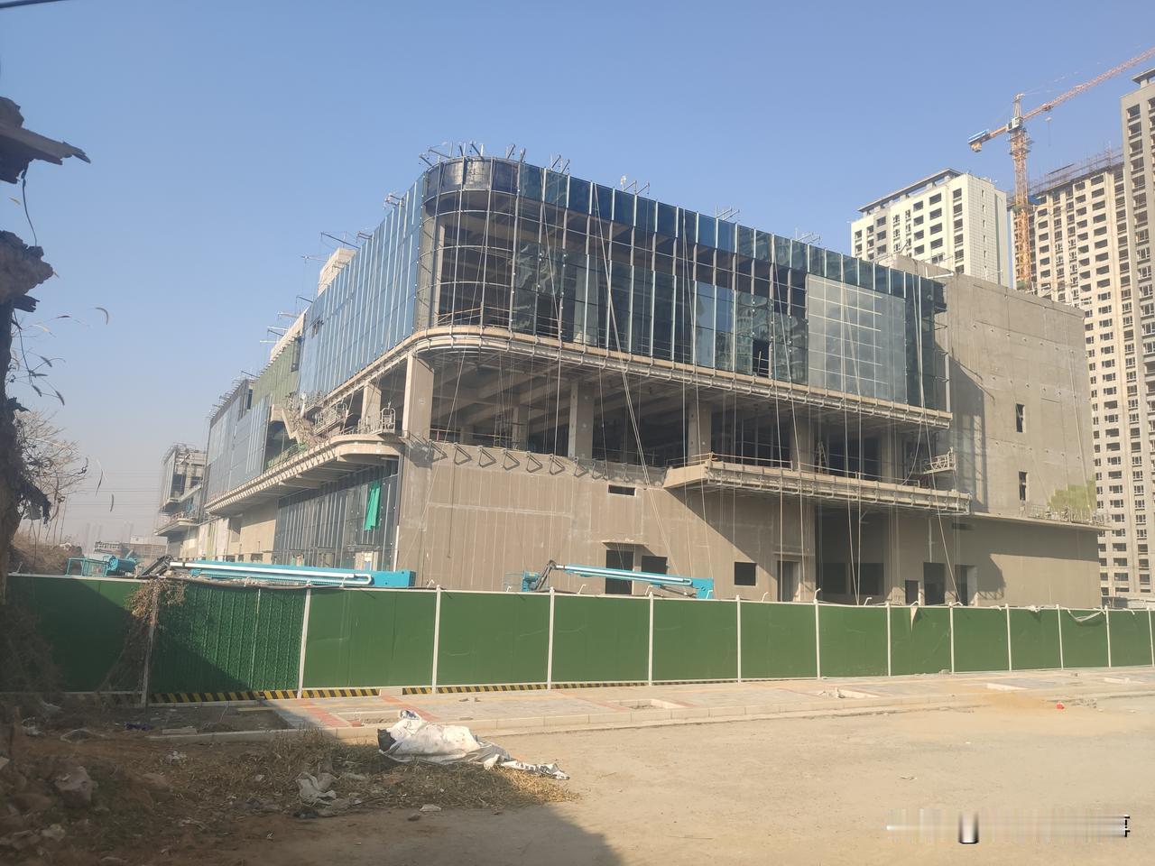 今天再度探访位于郑州市建设路凯旋路交叉口附近的麦德龙施工现场，看到主体已经完工，