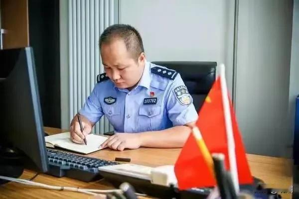 目前四级警长、一级警司，如果给他破格提拔一下，我一点意见都没有！救了51人，被洪