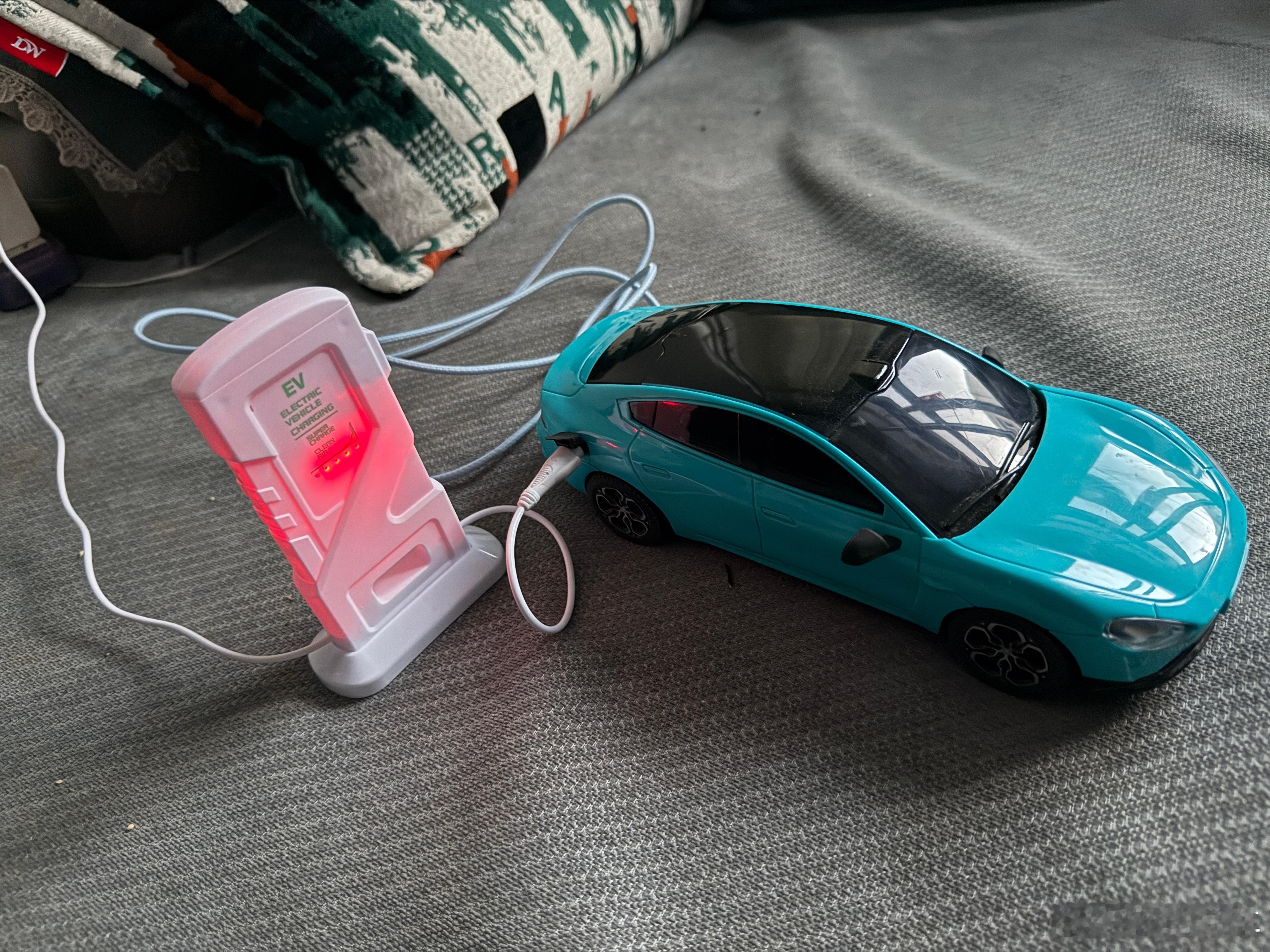 这个遥控车还配了一个充电桩，这可比小米原厂车模高级多了