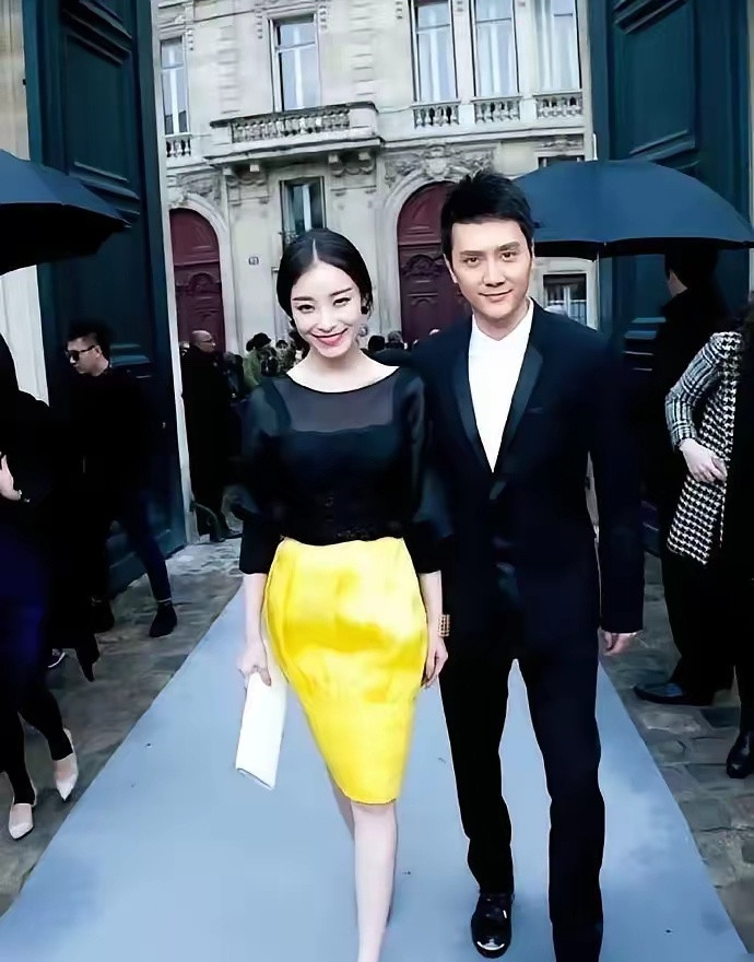 他俩那个时候应该是真爱，身体语言骗不了人，就看两人自然的依偎在一起，冯绍峰倪妮男