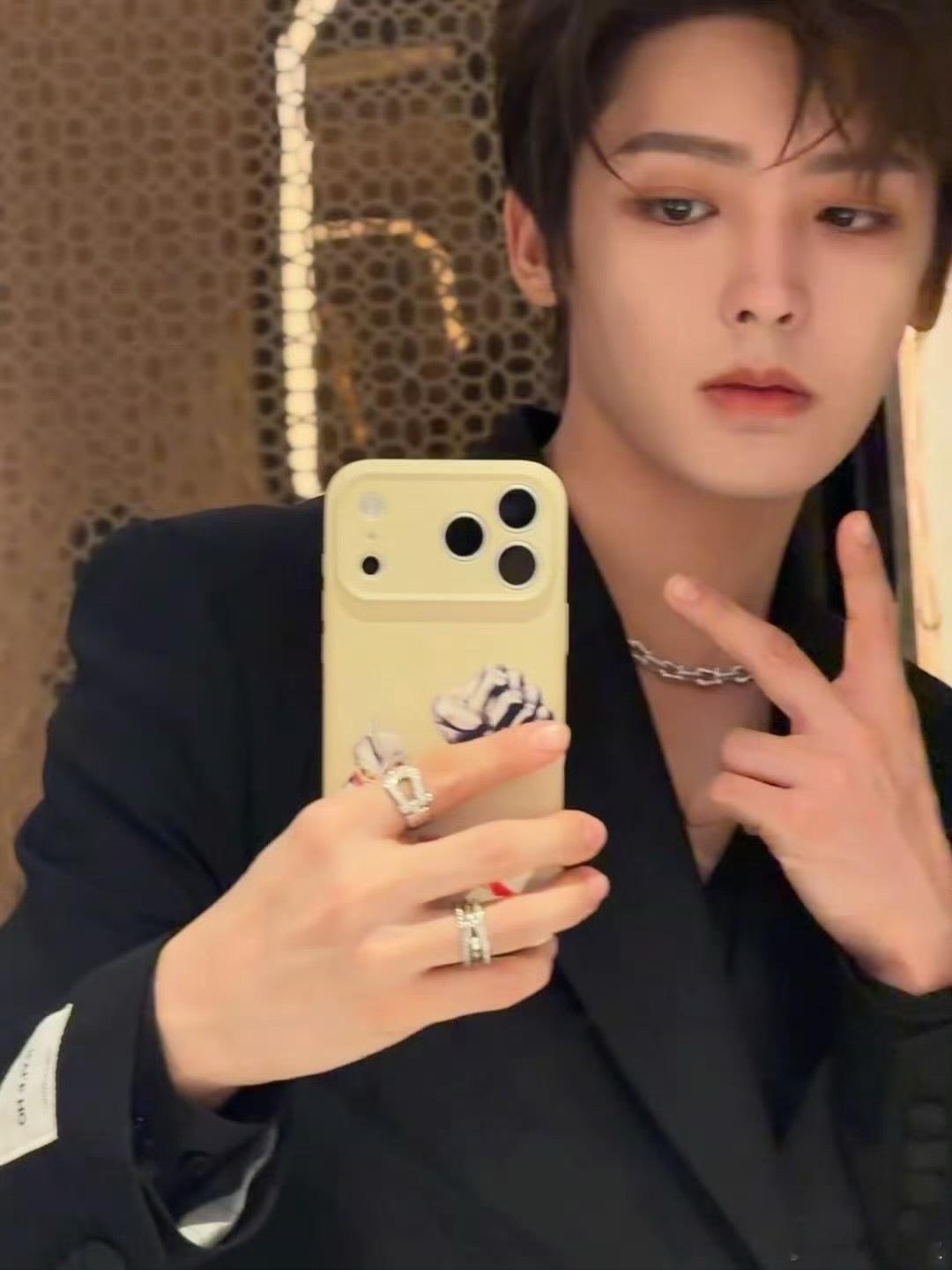 侯明昊直播家人们谁懂啊！侯明昊直播的时候简直魅力四射！他不仅颜值在线，还特别有