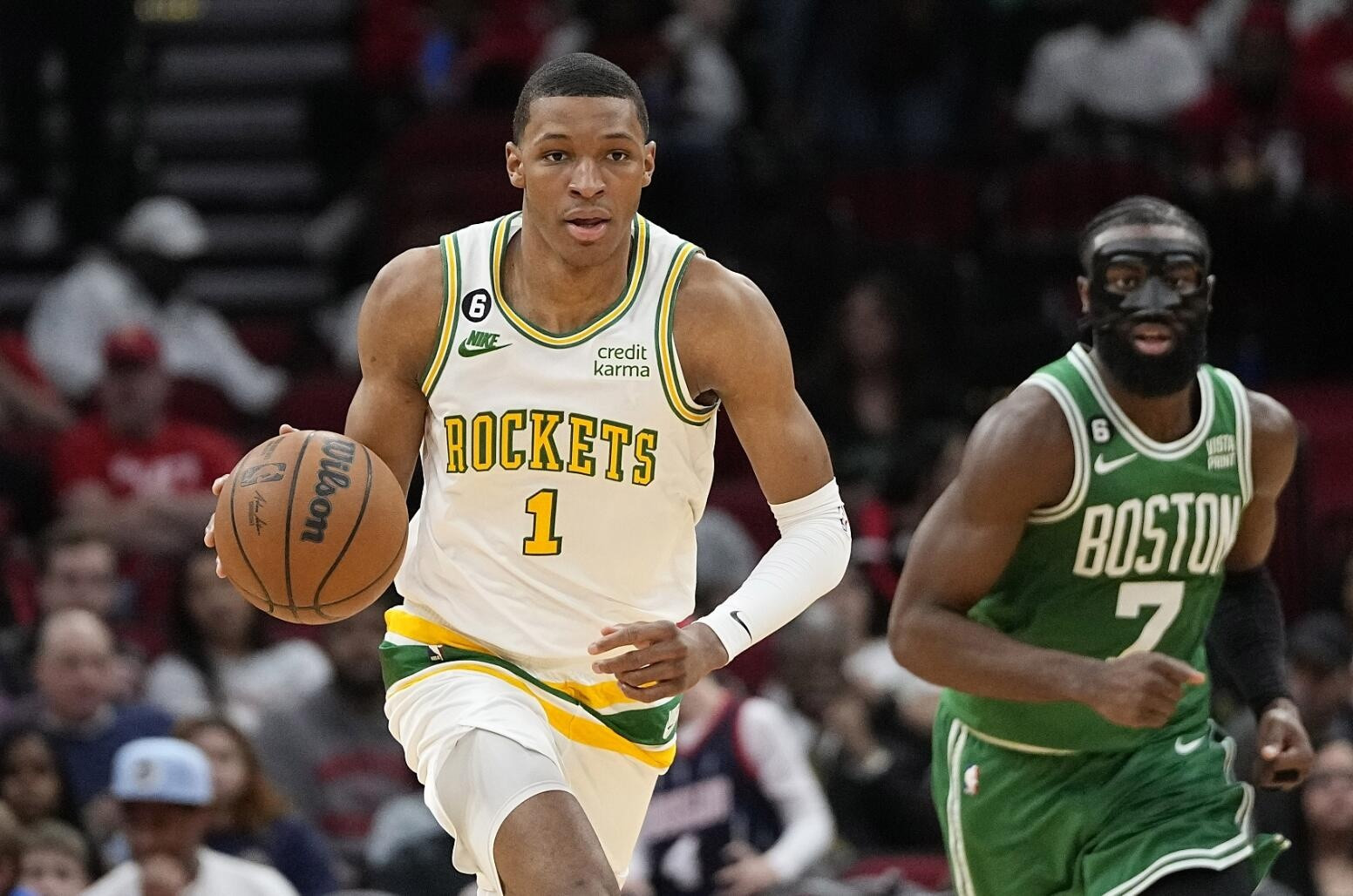 有NBA专家给出了模拟交易方案，火箭、凯尔特人队和雄鹿队参与其中，其中凯尔特人队