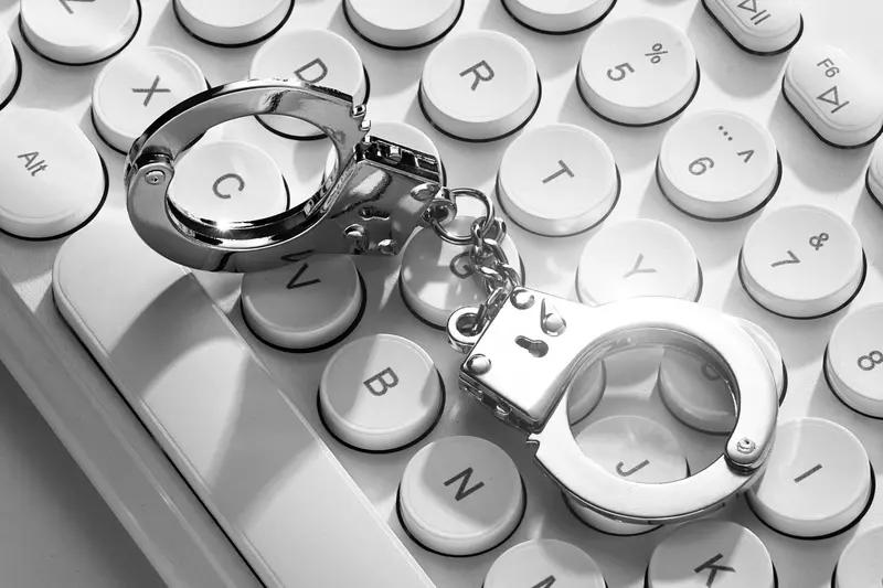 震惊！财阀千金沦为电诈大佬，洗钱贩毒还拉明星站台，逃亡2年终落网家人们刷到