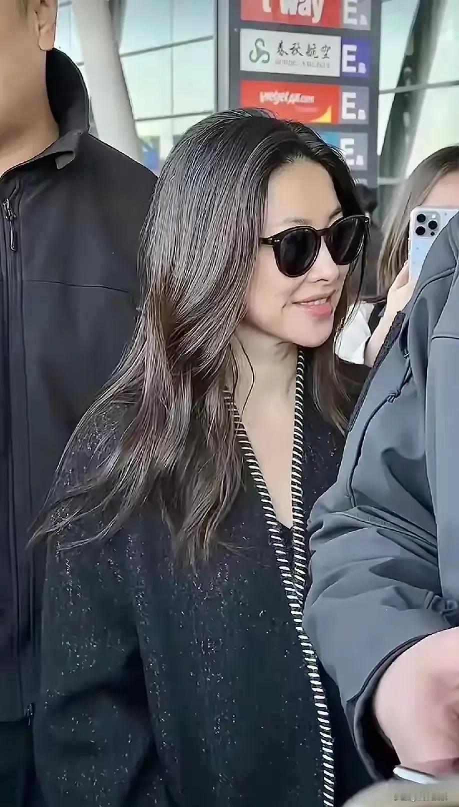 近日，朱珠现身机场，一头白发毫无遮掩地展露于人前。在很多人对白发避之不及、拼命掩