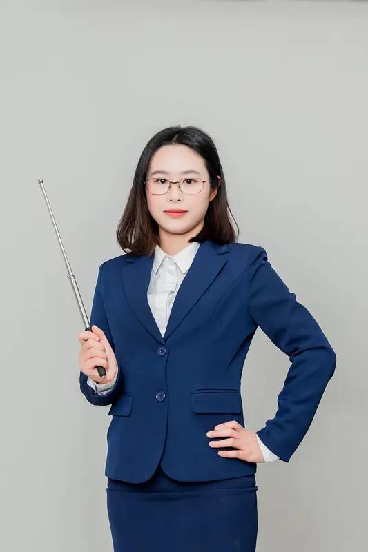 我们学校最近出了个稀罕事。省里来的教研员，主动请缨带重点班。结果第一次月考，