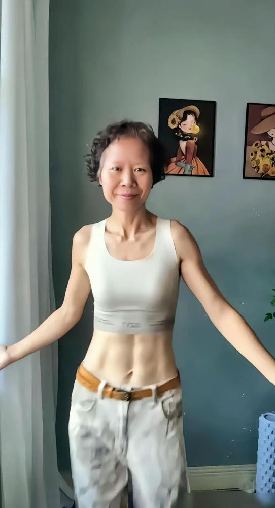 最近刷到一位常年健身的大姐，常年坚持哑铃训练，腰腹紧致几乎没有赘肉，常年坚持七分