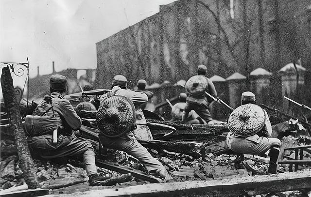 1937年，日军借助“七七事变”发动了全面侵华战争，扬言要在三个月内灭亡中国。但