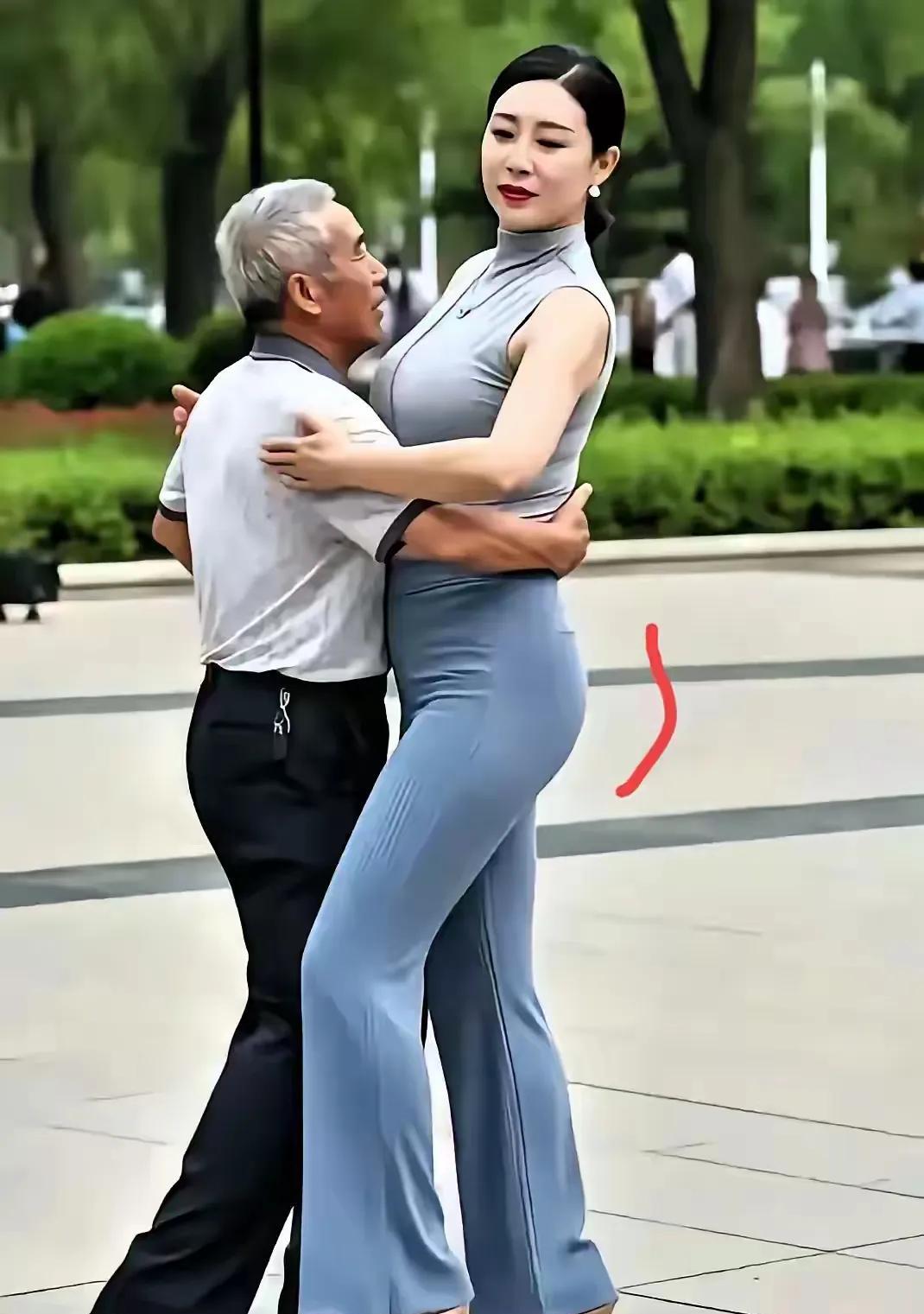 退休老汉兴趣高，怀中女郎无处挑。年龄长相不要紧，金钱房产重千斤。