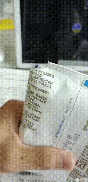 有趣的人，双层包装是为了防止牛奶漏出来的，结果他把人家当玩具玩。