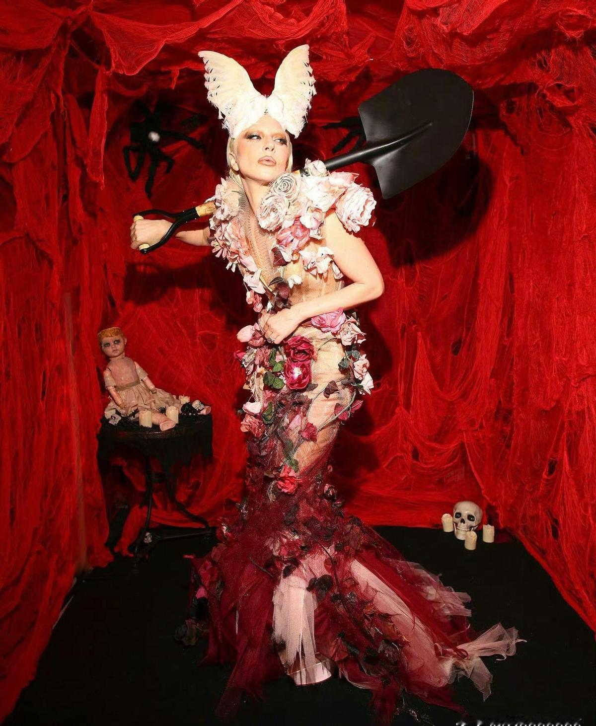 LadyGaga万圣节一出场，全场窒息。不是吓人，是美到让人想跪。身上那件