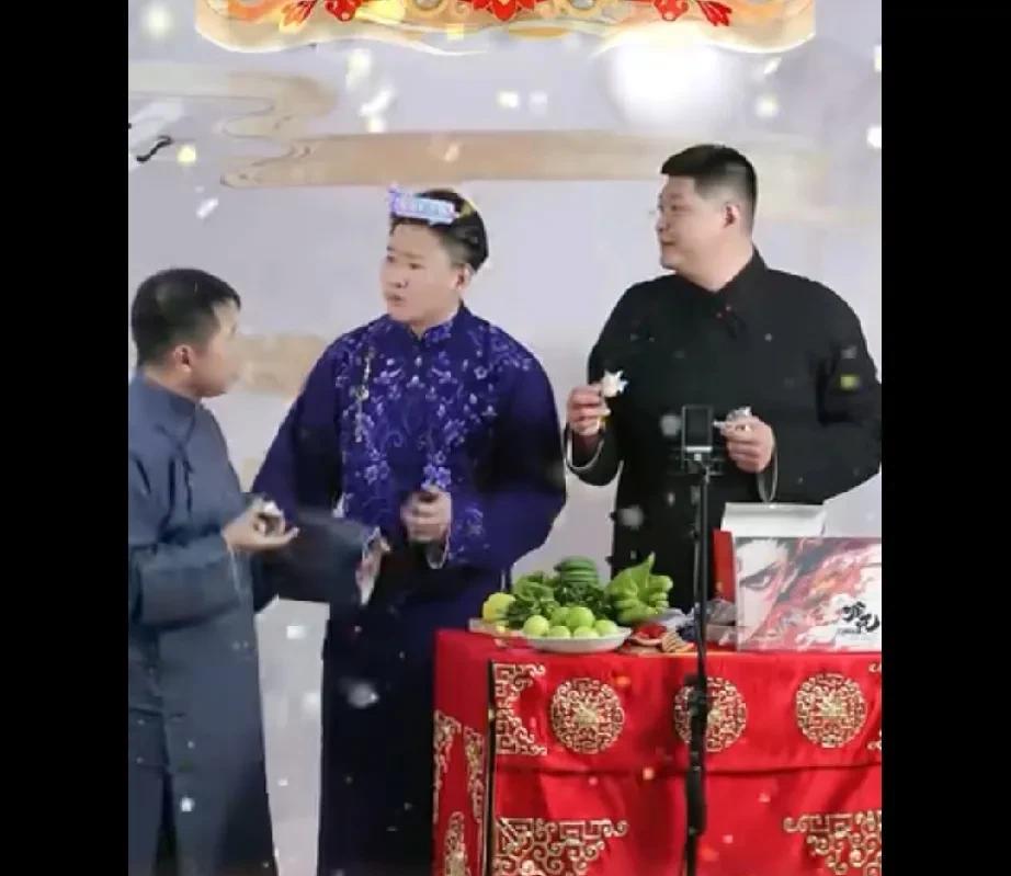 曹云金调侃过何云伟，不能当着何云伟的面说个高个矮，因为何云伟个子矮，说了他心里不