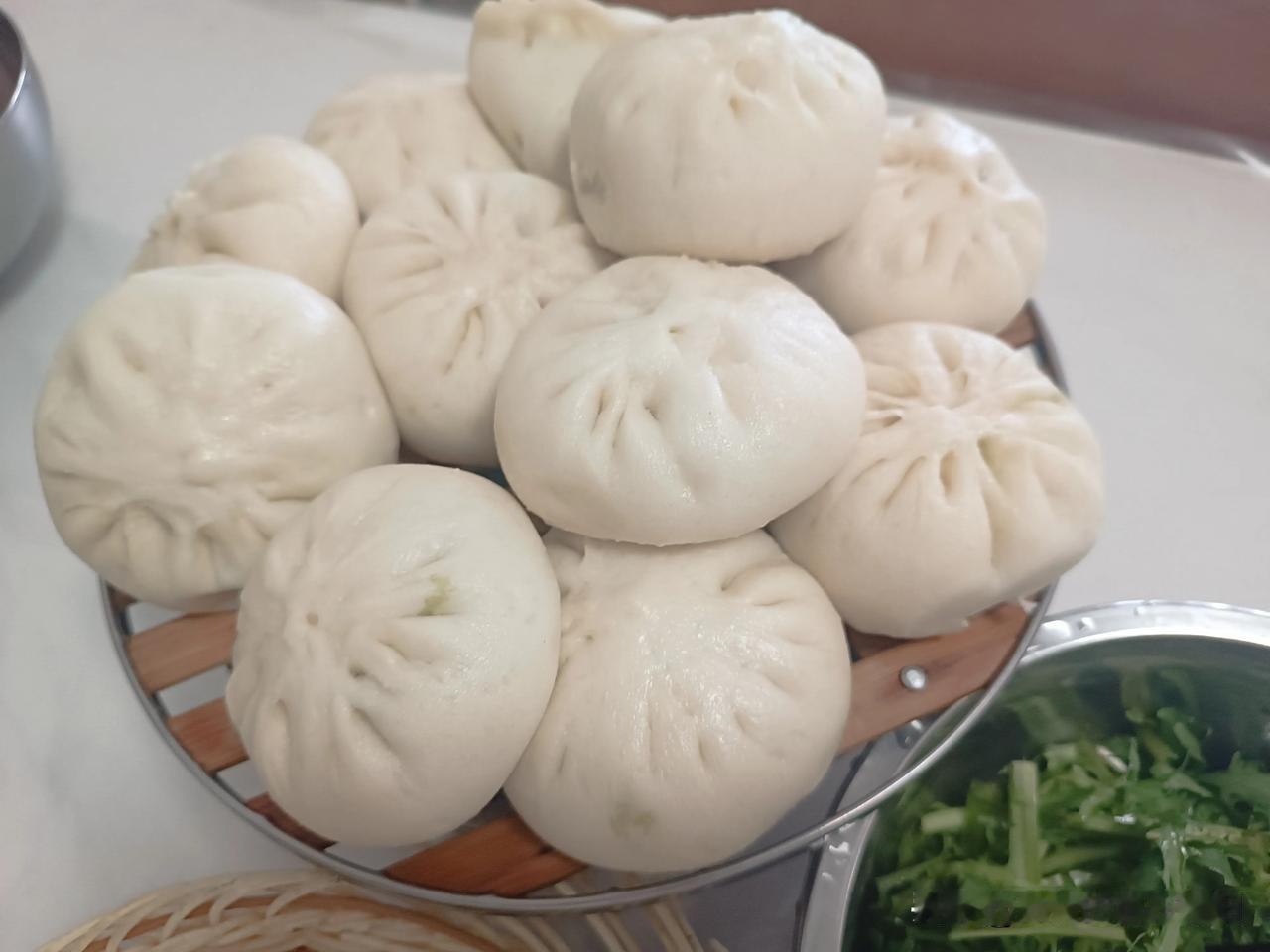 秋日头茬韭菜上市了。昨天下午我买了些韭菜，打算烙几个发面盒子。儿子爱吃韭菜，提