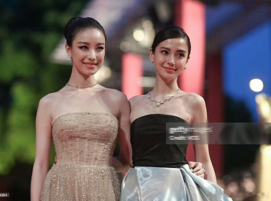 2015年上海国际电影节红毯上，倪妮、杨颖为电影《新娘大作战》做宣传，妮穿的是Z