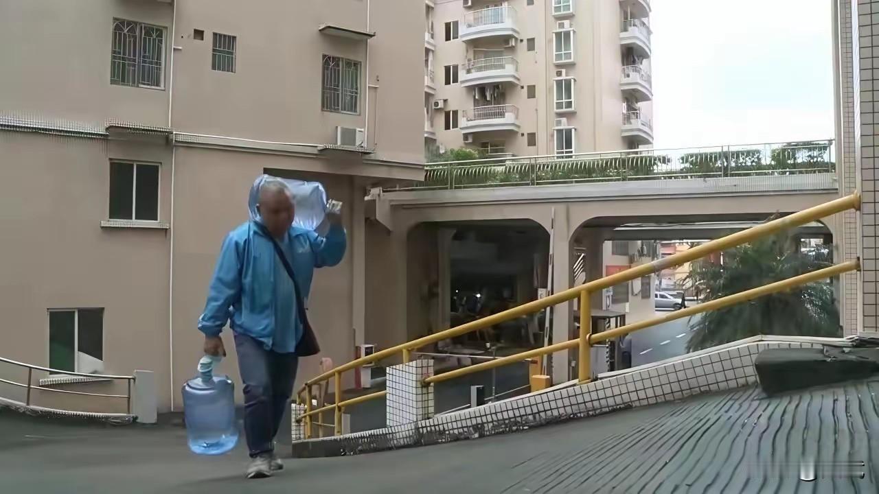 宁财女寝送水事件引热议：学院的整栋女寝室距离校内饮水房较远，都是一位60多岁的老