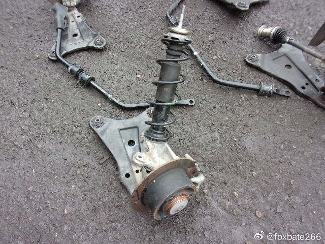 雷诺Twizy。。前后轮麦弗逊。。。