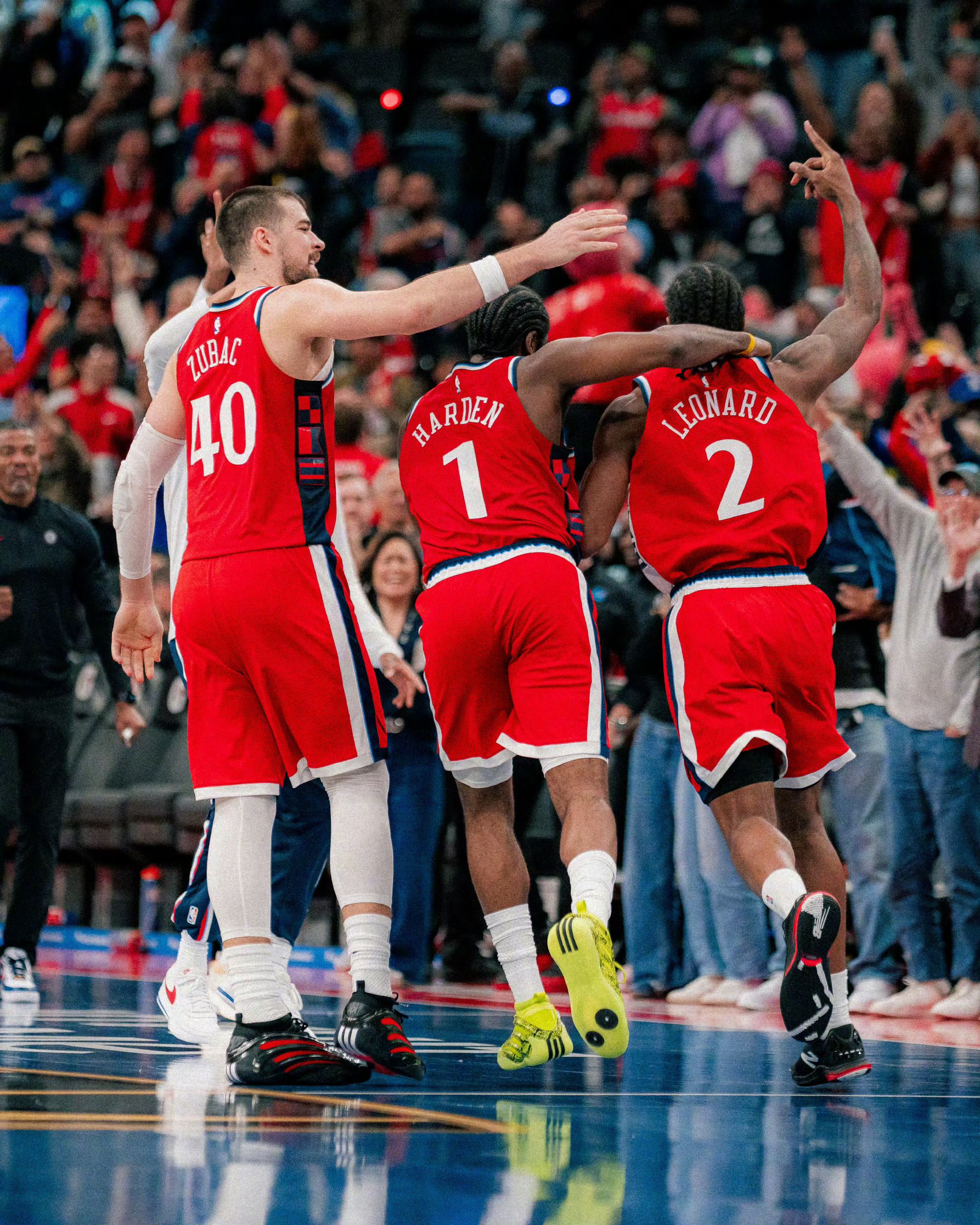 快船目前还有很多问题要解决，但绝对不是换个教练就能改变的，因为登哥小卡足够信任泰